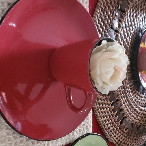 4 red plates and 4 red coffee cups - Picture 1 of 1